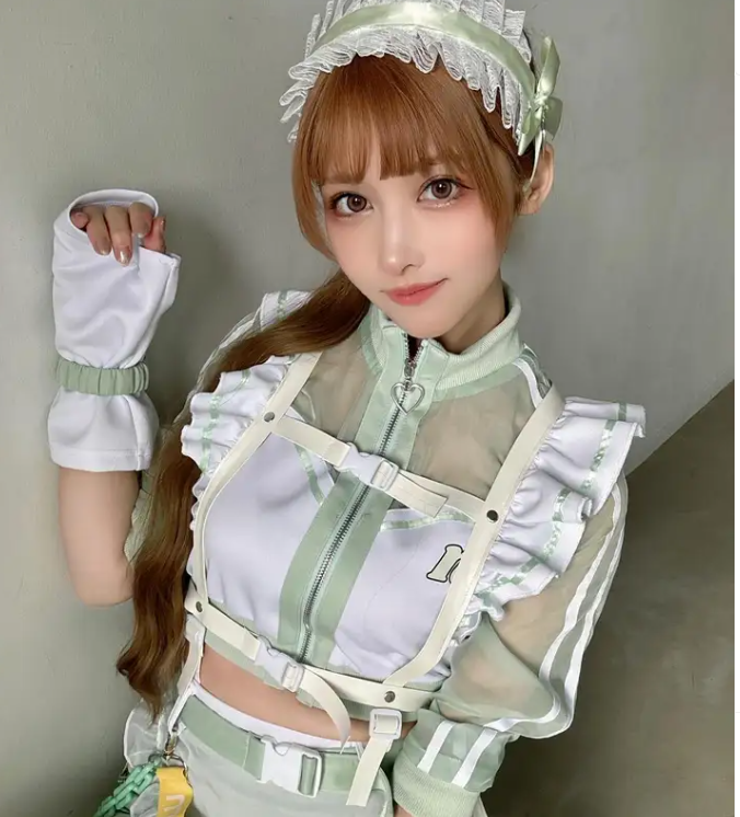 コスプレする女性