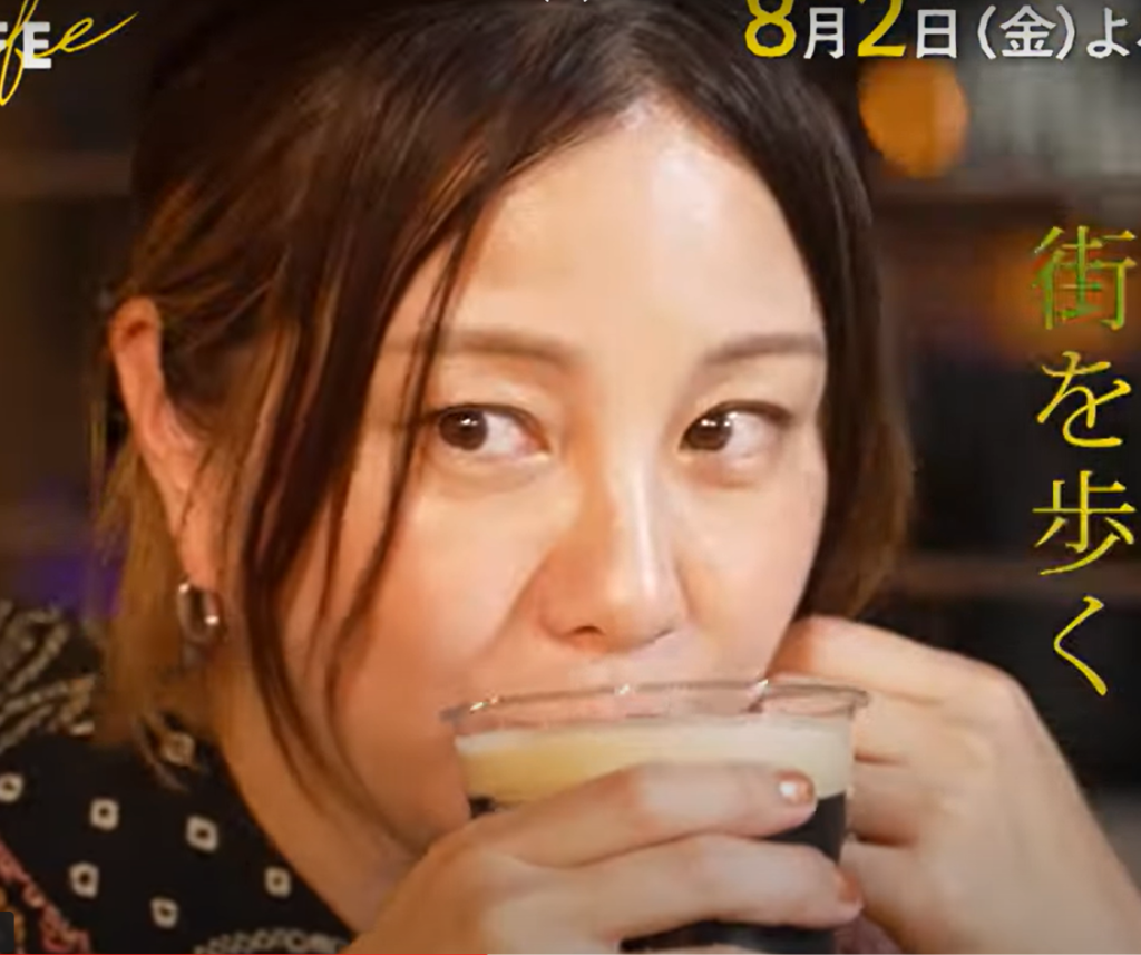 飲み物を飲む女性