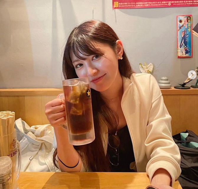 ジュースを飲む女性