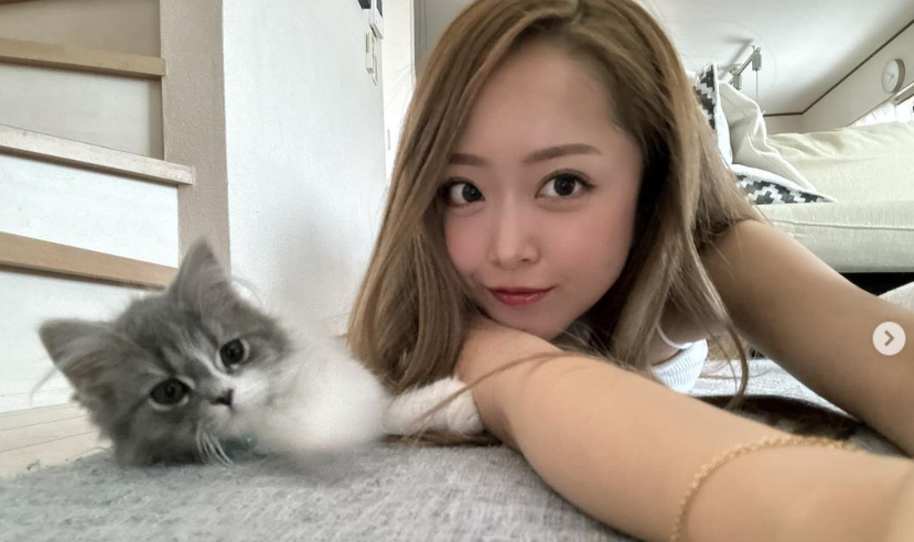 女性と猫