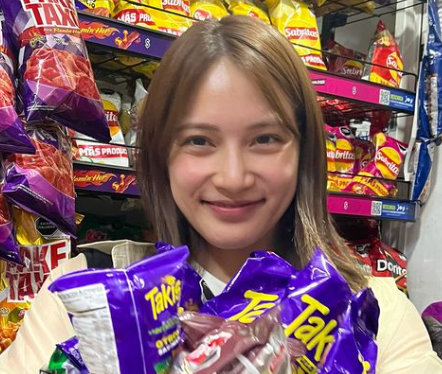 お菓子を持つ女性