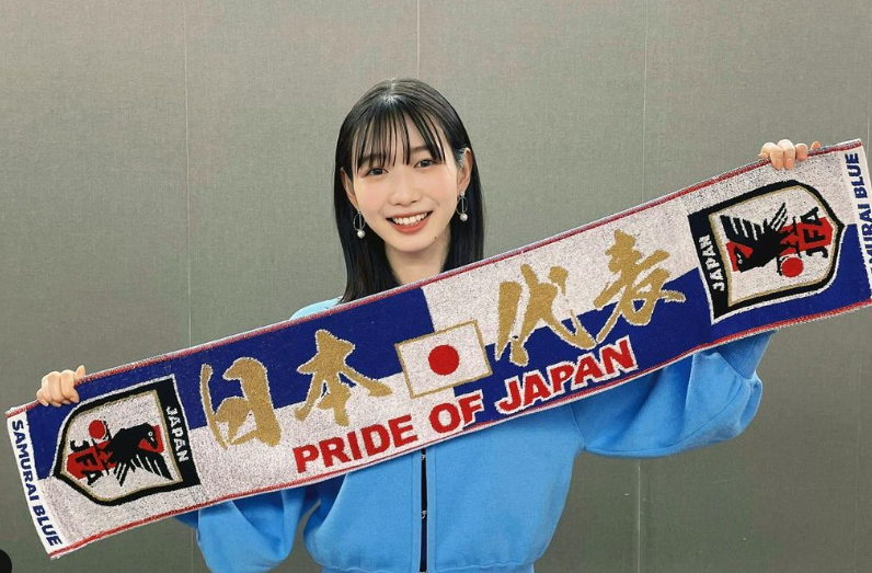 サッカーを応援する女性