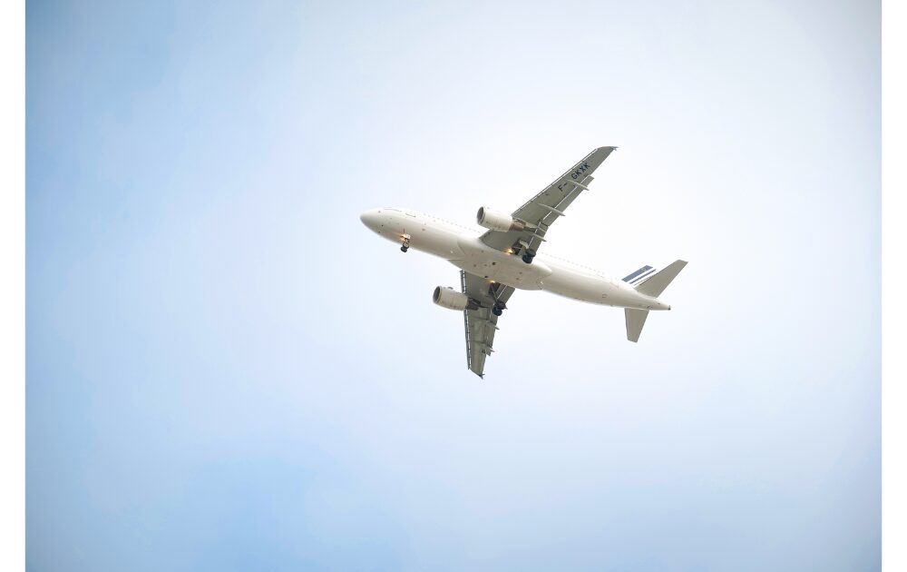 空を飛ぶ飛行機