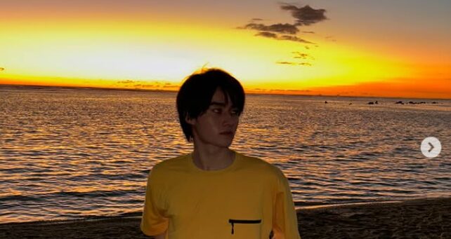 男性と海