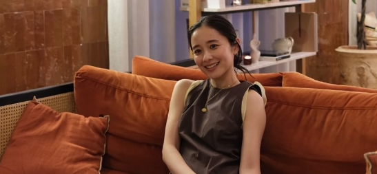女性とソファ