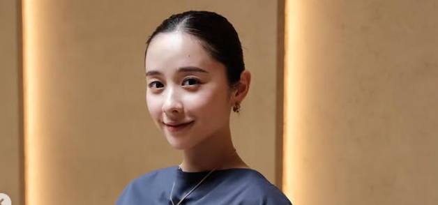 笑う女性