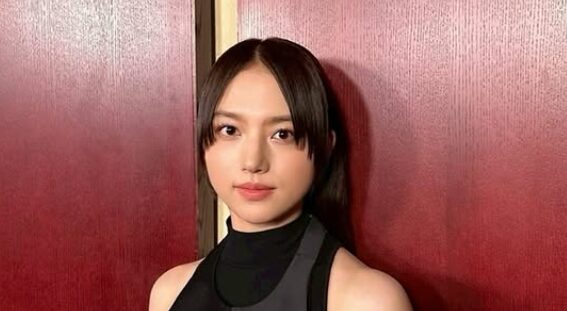 女性と壁