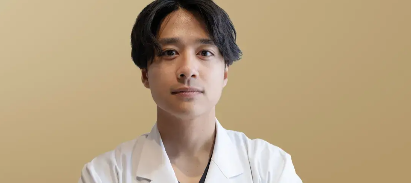 白衣の男性