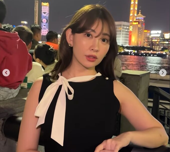 女性と夜景