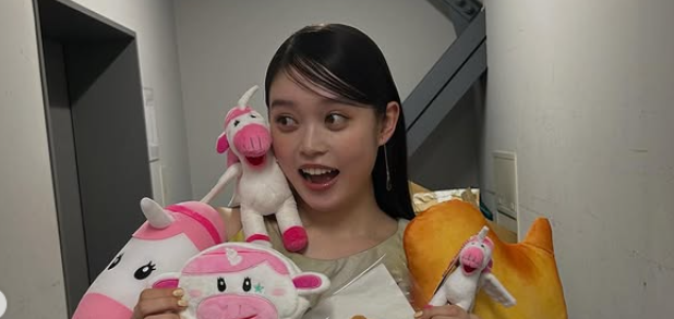 女性とぬいぐるみ