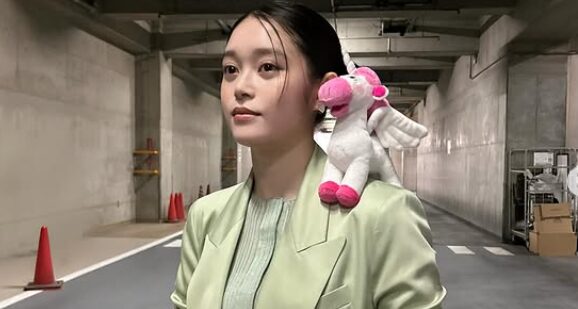 女性とぬいぐるみ