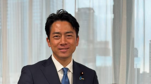 笑う男性